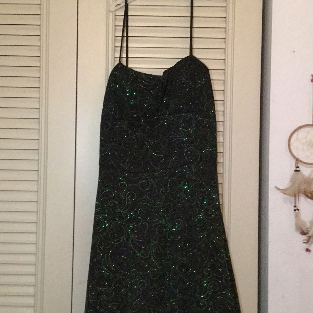 Green sparkling mid length dress